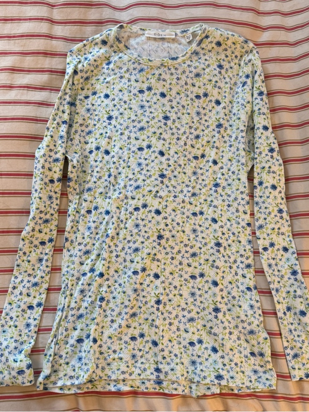 Doen Annie tee in blue floral pointelle